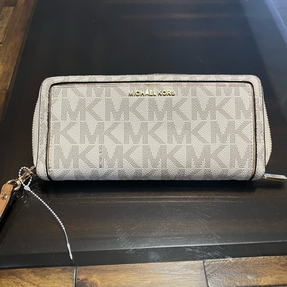 Michael Kors Jet Set Continental Accordion Wallet - Picture 2 of 13